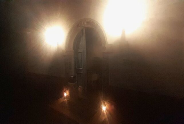 Der festlich erleuchtete Eingang der Macherner Kirche am dritten Advent. Foto: Anke Brod