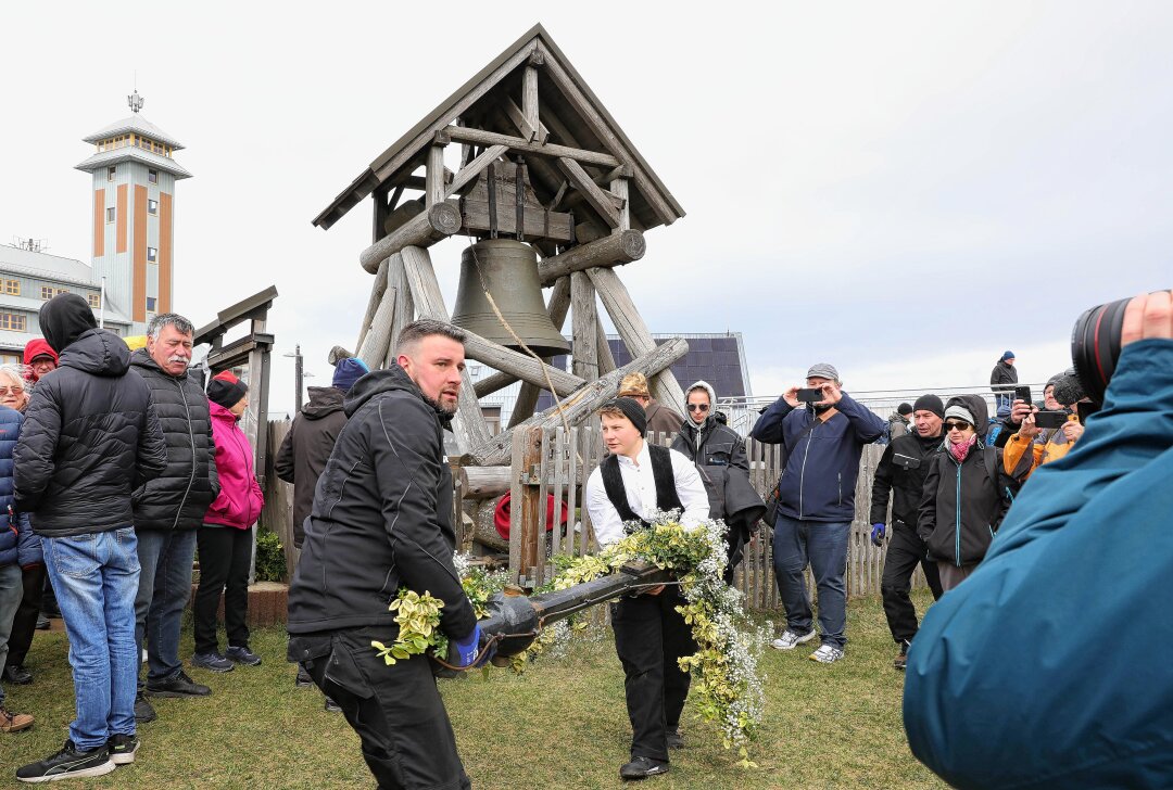 Friedensglocke auf den Fichtelberg verstummt - Der Klöppel der Glocke wird durch Andreas und Anna Reinwarth abtransportiert. Foto: Katja Lippmann-Wagner