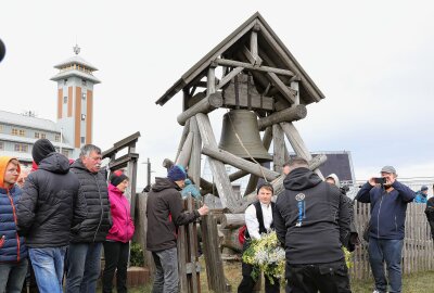 Friedensglocke auf den Fichtelberg verstummt - Der Klöppel der Glocke wird durch Andreas und Anna Reinwarth abtransportiert. Foto: Katja Lippmann-Wagner
