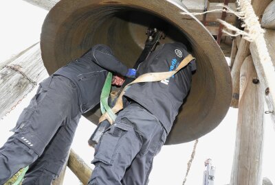 Friedensglocke auf den Fichtelberg verstummt - Mitarbeiter der Metallbaufirma Reinwarth nehmen den Klöppel ab. Foto: Katja Lippmann-Wagner