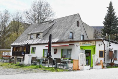 Friedensglocke erklingt: Oberwiesenthaler Gastronomie bleibt still - In Oberwiesenthal herrscht derzeit noch keine Biergartenstimmung. Foto: Thomas Fritzsch/PhotoERZ