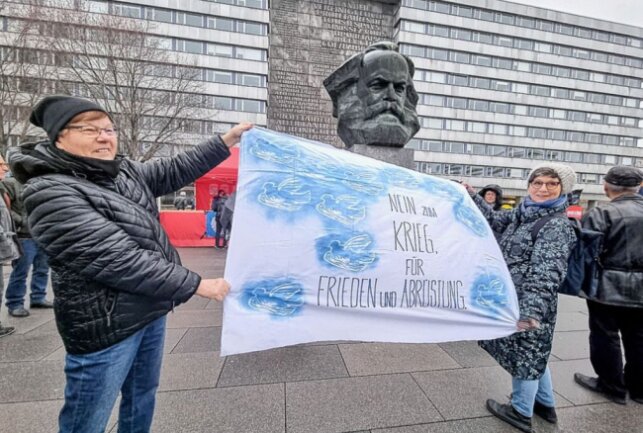 Friedenskundgebung der Linke am Karl-Marx-Monument - Die Linken riefen in Chemnitz zum Jahrestag des Angriffs Russlands auf die Ukraine zu einer Friedenskundgebung am Karl- Marx- Monument auf. Foto: Harry Härtel