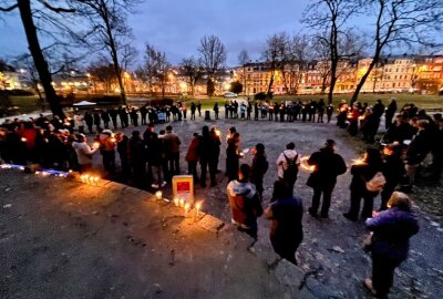 "Friedensleuchten" in Aue mit über 100 Teilnehmern - Mit Kerzen ist in Aue ein Zeichen für den Frieden in Europa gesetzt worden. Foto: Ralf Wendland