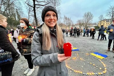 "Friedensleuchten" in Aue mit über 100 Teilnehmern - Mit Kerzen ist in Aue ein Zeichen für den Frieden in Europa gesetzt worden im Bild Kathleen Schubert. Foto: Ralf Wendland