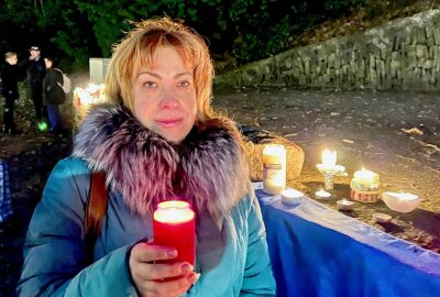 "Friedensleuchten" in Aue mit über 100 Teilnehmern - Die gebürtige Ukrainerin Tetyana Dittrich sieht mit Schrecken, was in ihrem Heimatland passiert. Foto: Ralf Wendland