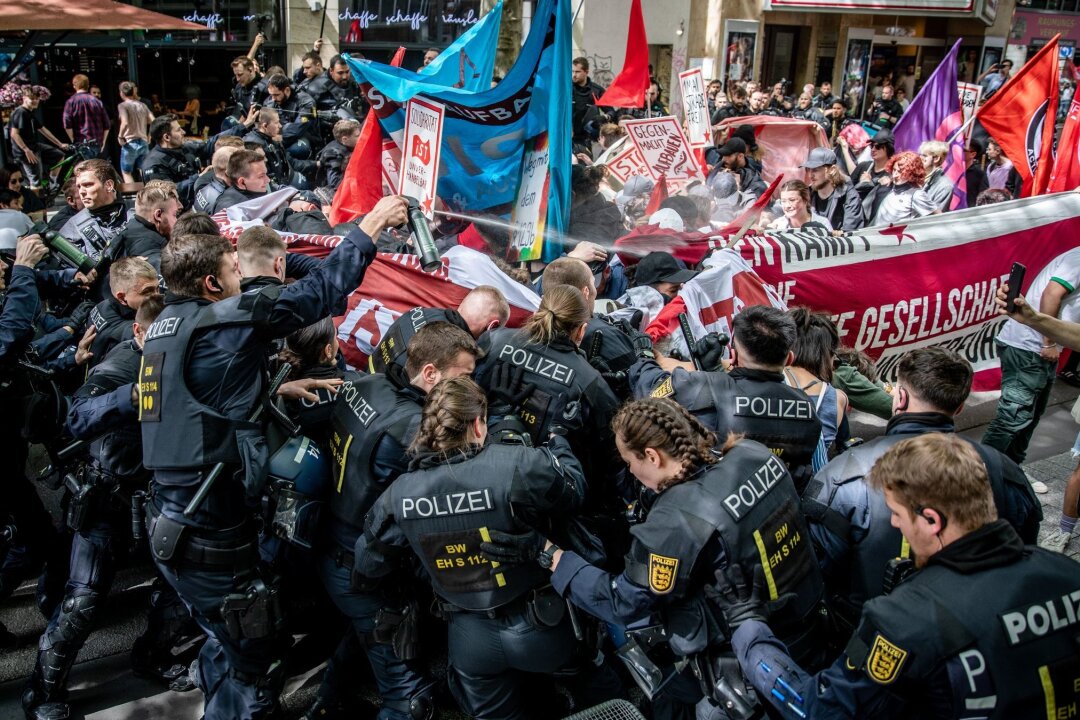 Friedlicher 1. Mai in Berlin - Senat zieht Bilanz zu Demos - Einheiten der Polizei stoßen während der Revolutionären 1. Mai Demo in der Stuttgarter Innenstadt mit Demonstrationsteilnehmern zusammen. Dabei wurde auch Pfefferspray angewendet.