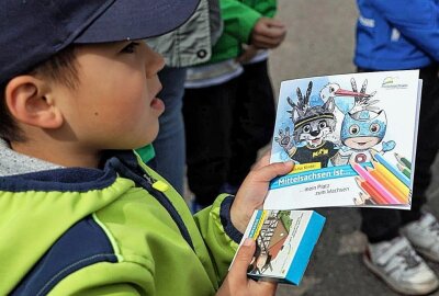 Frische Malbücher für die Kinder - Maskottchen besuchten eine Kita. Foto: Andrea Funke
