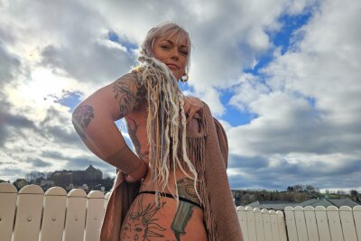 Friseurin Josie (40) aus dem Erzgebirge: Dreadlocks, Tattoos und Charisma - Ihr Beruf spiegelt sich auch in ihrem Tattoo wieder.