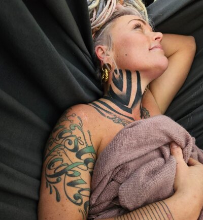 Friseurin Josie (40) aus dem Erzgebirge: Dreadlocks, Tattoos und Charisma - Jedes Tattoo auf Josies Körper hat eine Story.