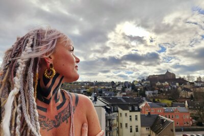 Friseurin Josie (40) aus dem Erzgebirge: Dreadlocks, Tattoos und Charisma - Sie betrachtet sie als Ausdruck von Luxus und Freiheit, eine Möglichkeit, ihre Geschichte zu erzählen und ihre Persönlichkeit zu untermalen.