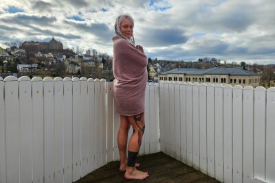 Friseurin Josie (40) aus dem Erzgebirge: Dreadlocks, Tattoos und Charisma - Von ihrem großen Balkon aus hat sie einen wunderschönen Blick über die erzgebirgische Stadt.