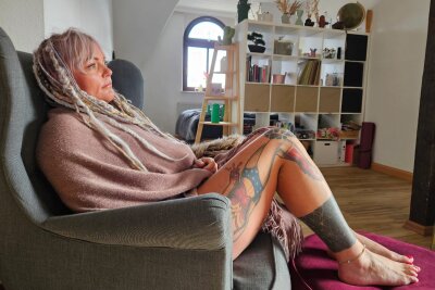 Friseurin Josie (40) aus dem Erzgebirge: Dreadlocks, Tattoos und Charisma - Josie bei sich Zuhause in ihrer Wohnun in Stollberg.