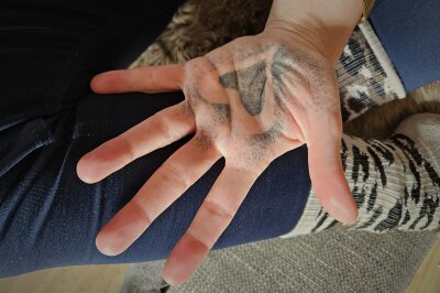 Friseurin Josie (40) aus dem Erzgebirge: Dreadlocks, Tattoos und Charisma - Zwei Herzen in ihrer Handfläche, gemalt von ihren beiden Söhnen. Diese symbolisieren die Liebe zwischen ihnen.
