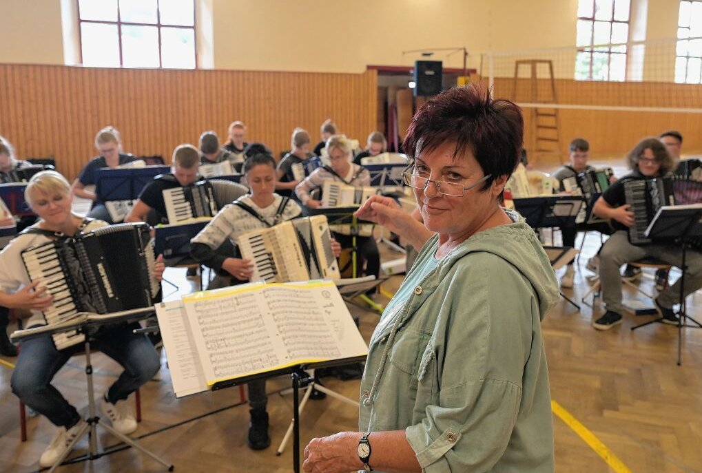 Die Fröhlichen Harmonikaspatzen - vorn die Leiterin Petra Bretschneider - haben in der Turnhalle in Zschorlau geprobt. Foto: Ralf Wendland