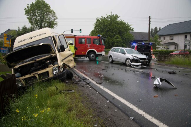 Auf der B101 geriet ein Opel-Fahrer in den Gegenverkehr und kollidierte frontal mit einem Transporter. 