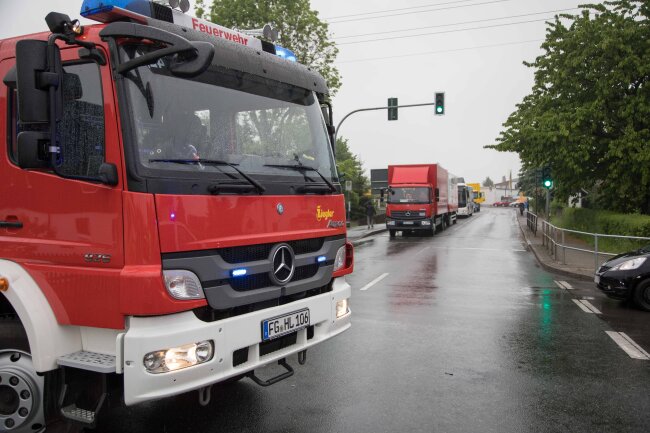 Frontal in Gegenverkehr gekracht: Schwerer Unfall auf B101 - Auf der B101 geriet ein Opel-Fahrer in den Gegenverkehr und kollidierte frontal mit einem Transporter. 