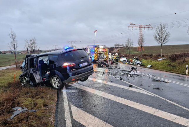 Frontalcrash auf S293: Vier Verletzte und 30.000 Euro Schaden - Am Donnerstag kam es auf der S293 zu einem schweren Verkehrsunfall zwischen zwei PKW. Foto: Mike Müller