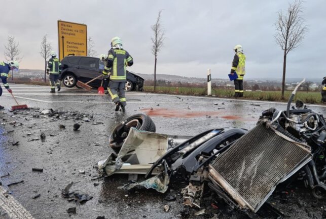 Frontalcrash auf S293: Vier Verletzte und 30.000 Euro Schaden - Am Donnerstag kam es auf der S293 zu einem schweren Verkehrsunfall zwischen zwei PKW. Foto: Mike Müller