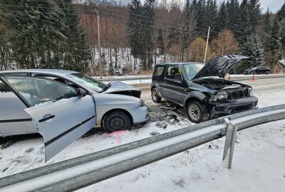 Frontalcrash im Erzgebirge: Bahnstrecke gesperrt - In den frühen Morgenstunden kam es auf der S272 zu einem Unfall. Foto: Mike Müller