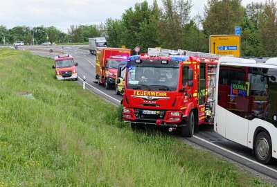 Frontalcrash mit Bus: Tödlicher Verkehrsunfall auf B6 - Der Busfahrer wurde zur ambulanten Versorgung in ein Krankenhaus gebracht. Foto: Sören Müller