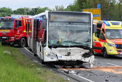 Frontalcrash mit Bus: Tödlicher Verkehrsunfall auf B6 - Der Verkehrsunfalldienst ermittelt. Foto: Sören Müller