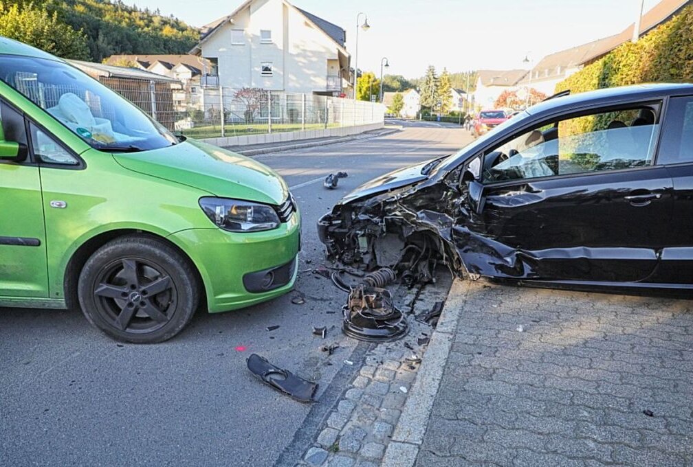 Frontalkollision zweier PKW in Chemnitz - In Folge des Unfalls wurde die Einsiedler Hauptstraße voll gesperrt. Foto: Jan Haertel