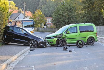 Frontalkollision zweier PKW in Chemnitz - In Folge des Unfalls wurde die Einsiedler Hauptstraße voll gesperrt. Foto: Jan Haertel