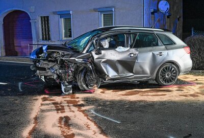 Frontalkollision zwischen Audi und Seat: Eine Person schwer eingeklemmt - In Eiserode ist es am Donnerstagabemd zu einem schweren Verkehrsunfall zwischen zwei PKW gekommen, bei dem eine Person schwer verletzt im Auto eingeklemmt wurde. Foto: LausitzNews.de/ Philipp Grohmann