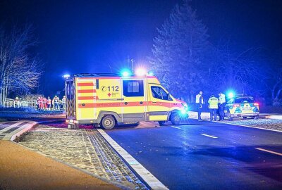 Frontalkollision zwischen Audi und Seat: Eine Person schwer eingeklemmt - Viele Rettungskräfte waren im Einsatz. Foto: LausitzNews.de/Philipp Grohmann
