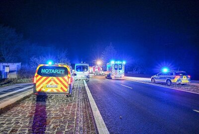 Frontalkollision zwischen Audi und Seat: Eine Person schwer eingeklemmt - Viele Rettungskräfte waren im Einsatz. Foto: LausitzNews.de/Philipp Grohmann