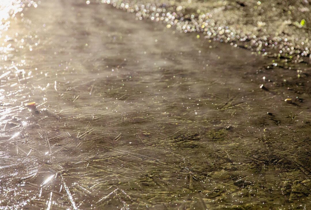 Frost im Erzgebirge: Schadet die späte Kälte der Landwirtschaft? - Eingefrorene Pfützen im Erzgebirge. Foto: Andre März