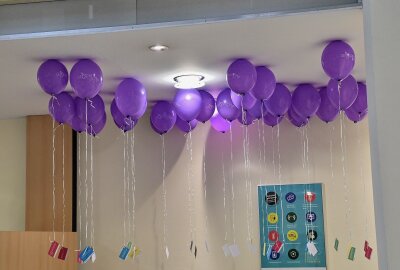 Frühgeborenen-Tag: Luftballons mit guten Wünschen steigen auf - Zum heutigen Welt-Frühgeborenen-Tag hat man in Aue 45 Luftballons mit guten Wünschen in den Himmel aufsteigen zu lassen. Foto: Ramona Schwabe
