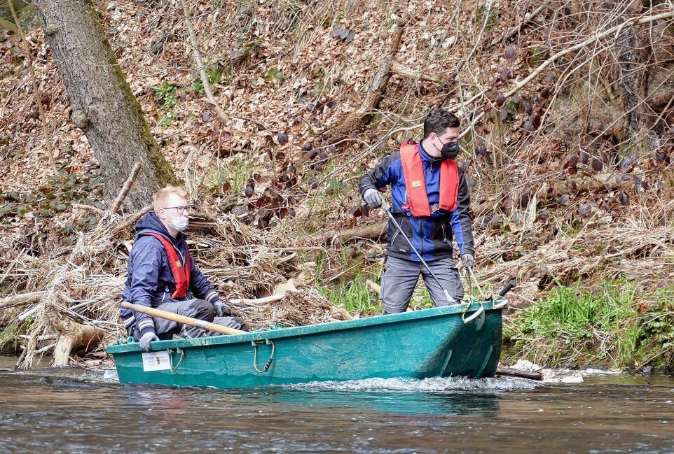 Frühjahrsputz auf den Flüssen im Erzgebirge - Zwei Mitarbeiter der Flussmeisterei Annaberg bei einer Gewässerkontrollfahrt auf der Zschopau. Foto: Andreas Bauer