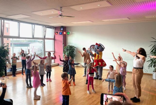 Frühlingsfest bringt Spenden für Elternverein - Frühlingsfest für den guten Zweck bei der Tanzschule Emmerling. Foto: Steffi Hofmann