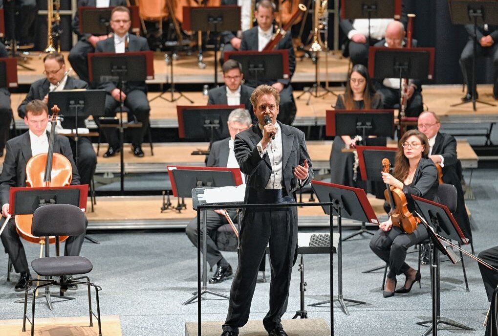 Die Erzgebirgische Philharmonie Aue steht beim Konzert am Sonntag unter der Leitung von Generalmusikdirektor Jens Georg Bachmann (vorn Mitte). Foto: Ralf Wendland