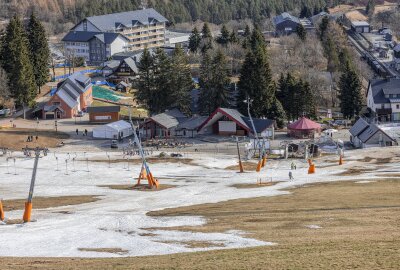 Frühlingstemperaturen zwingen den Fichtelberg in die Knie - An Skifahren ist nicht zu denken. Foto: Bernd März