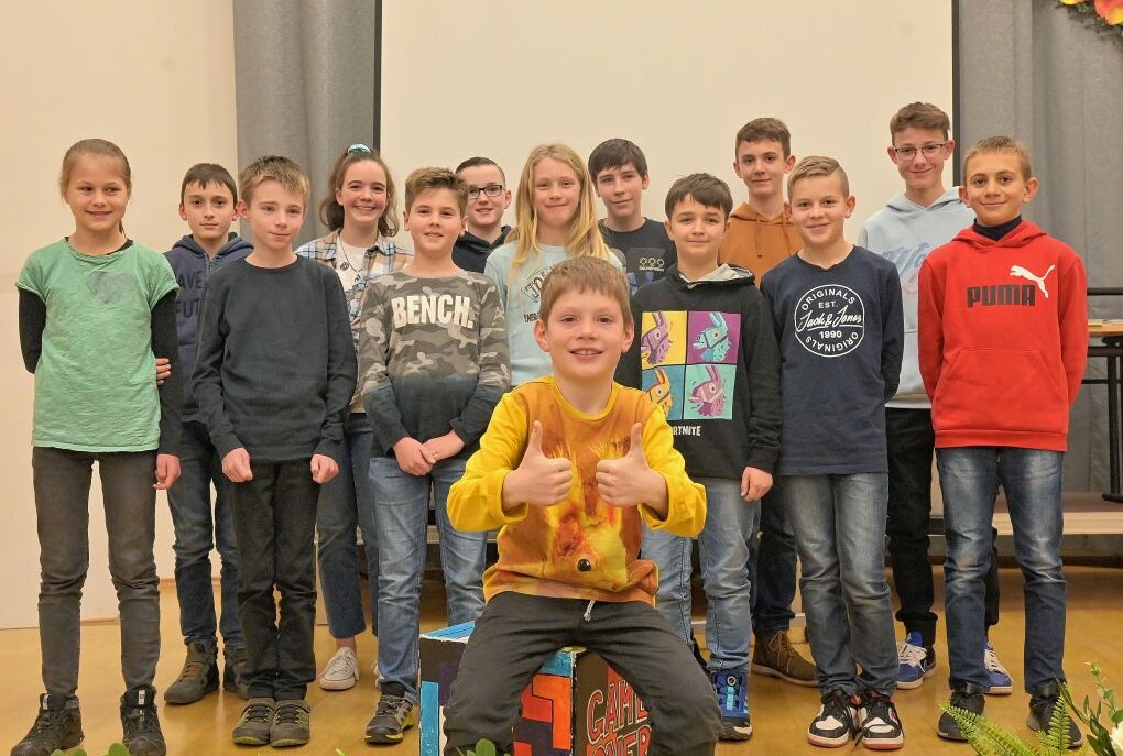 Frühstarter besticht durch ersten Platz bei Mathe-Olympiade - Am Mathewettbewerb hat der neunjährige Noah Reimann aus Hohndorf (vorn) als Frühstarter teilgenommen und einen 1. Platz belegt.Foto: Ralf Wendland