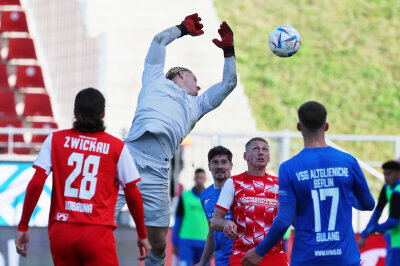 Torhüter Lino Kasten (1, Altglienicke) rutscht der Ball durch die Hände. Marc-Philipp Zimmermann (33, Zwickau) kann nicht profitieren. Foto: PICTURE POINT / S. Sonntag