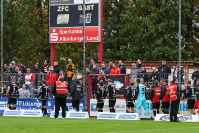 Spieler FSV Zwickau vor der Fankurve, Foto: PICTURE POINT / Gabor Krieg