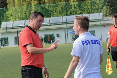 FSV Sosa muss sich Marienberg geschlagen geben - Sosas Trainer Christian Unger (re.) ist vom Schiedsrichter ermahnt worden. Foto: Ralf Wendland