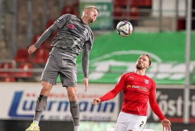 FSV unterliegt Halleschem FC im Ostderby - Lars Lokotsch (9, Zwickau) und Jan Löhmannsröben (2, Halle). Foto: Sven Sonntag/Pro Picture