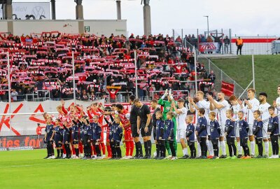 FSV verpasst Heimsieg gegen Eilenburg - Im Bild: Das Auflaufen der Mannschaften. Foto: PICTURE POINT / R. Petzsche