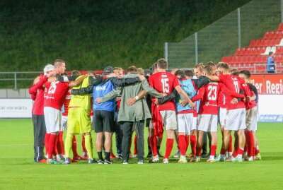 FSV Zwickau auch am 8. Spieltag weiter ohne Sieg - Teamkreis FSV Zwickau. Foto: Gabor Krieg
