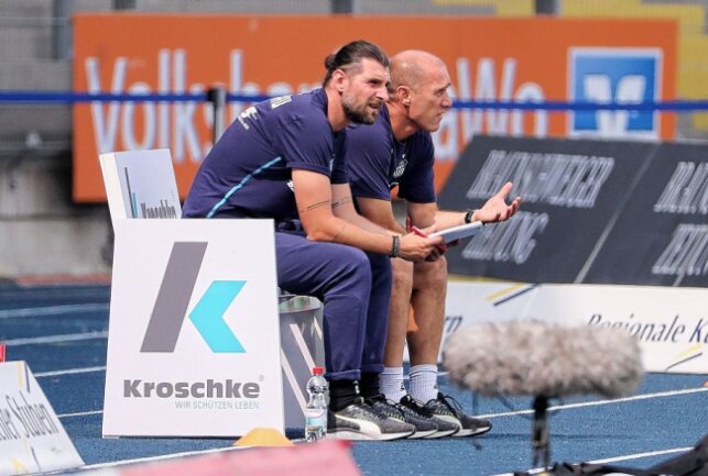 Im Bild von links: Co-Trainer Robin Lenk (Zwickau), Trainer Joe Enochs (Zwickau). Foto: PICTURE POINT / S. Sonntag 