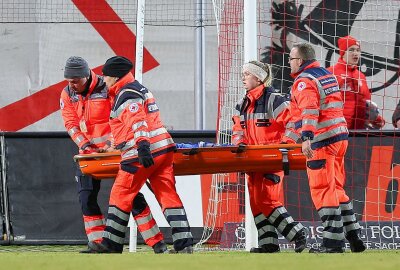 FSV Zwickau fährt souveränen Heimsieg ein - Maurice Covic (14, Hertha II) wurde verletzt ausgewechselt. Foto: PICTURE POINT / Gabor Krieg