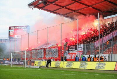 FSV Zwickau fegt Erfurt mit 5:0 aus der GGZ-Arena - Fans Erfurt zeigen Choreo. Foto: PICTURE POINT / Gabor Krieg