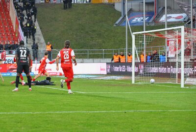 FSV Zwickau fegt Erfurt mit 5:0 aus der GGZ-Arena -  Tor für Zwickau, Kilian Senkbeil (4, Zwickau) trifft zum 2:0. Foto: PICTURE POINT / Gabor Krieg