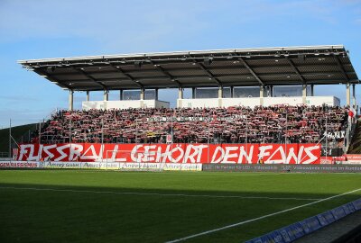 FSV Zwickau gewinnt Regionalliga-Spektakel - Der FSV Zwickau spielt heute gegen den 1. FC Lokomotive Leipzig. Im Bild: Fans vom FSV Zwickau. Foto: Picture Point
