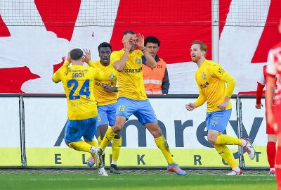 FSV Zwickau gewinnt Regionalliga-Spektakel - Torjubel nach dem 0:1 von Djamal Ziane (13, Lok). Foto: Picture Point