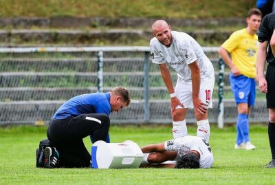 FSV Zwickau gewinnt Testspiel gegen Jena - Neuzugang Johan Gomez (18, Zwickau) wird behandelt Foto: Gabor Krieg